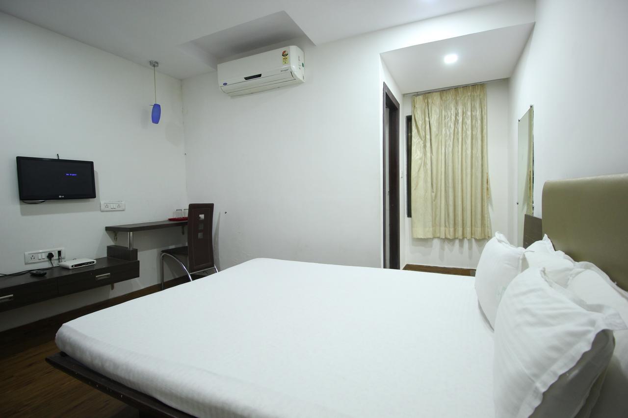 New Rajdhani Hotel Vadodara Eksteriør billede