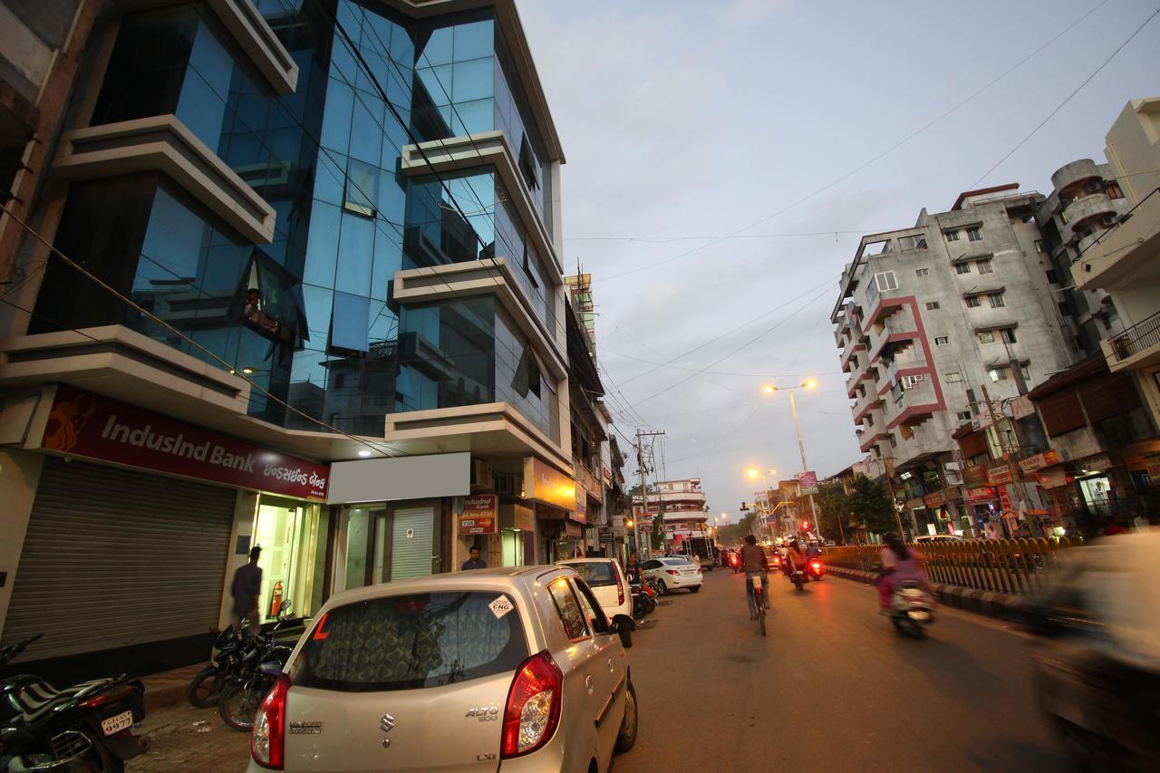 New Rajdhani Hotel Vadodara Eksteriør billede