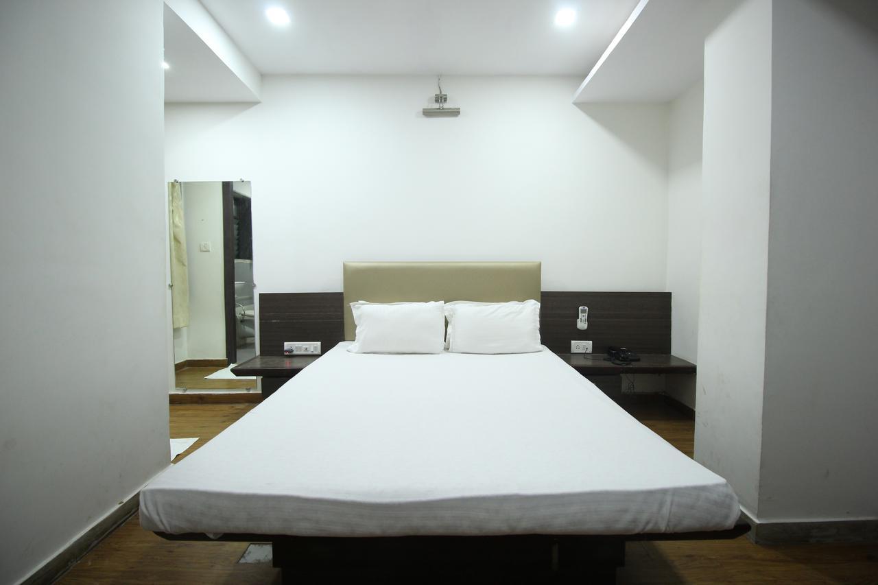 New Rajdhani Hotel Vadodara Eksteriør billede
