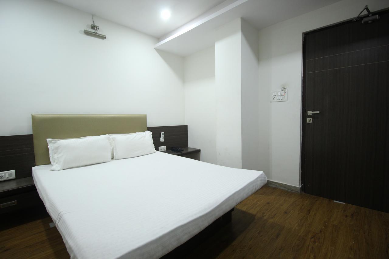 New Rajdhani Hotel Vadodara Eksteriør billede